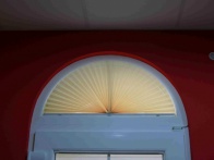 Félköríves pliszé függöny